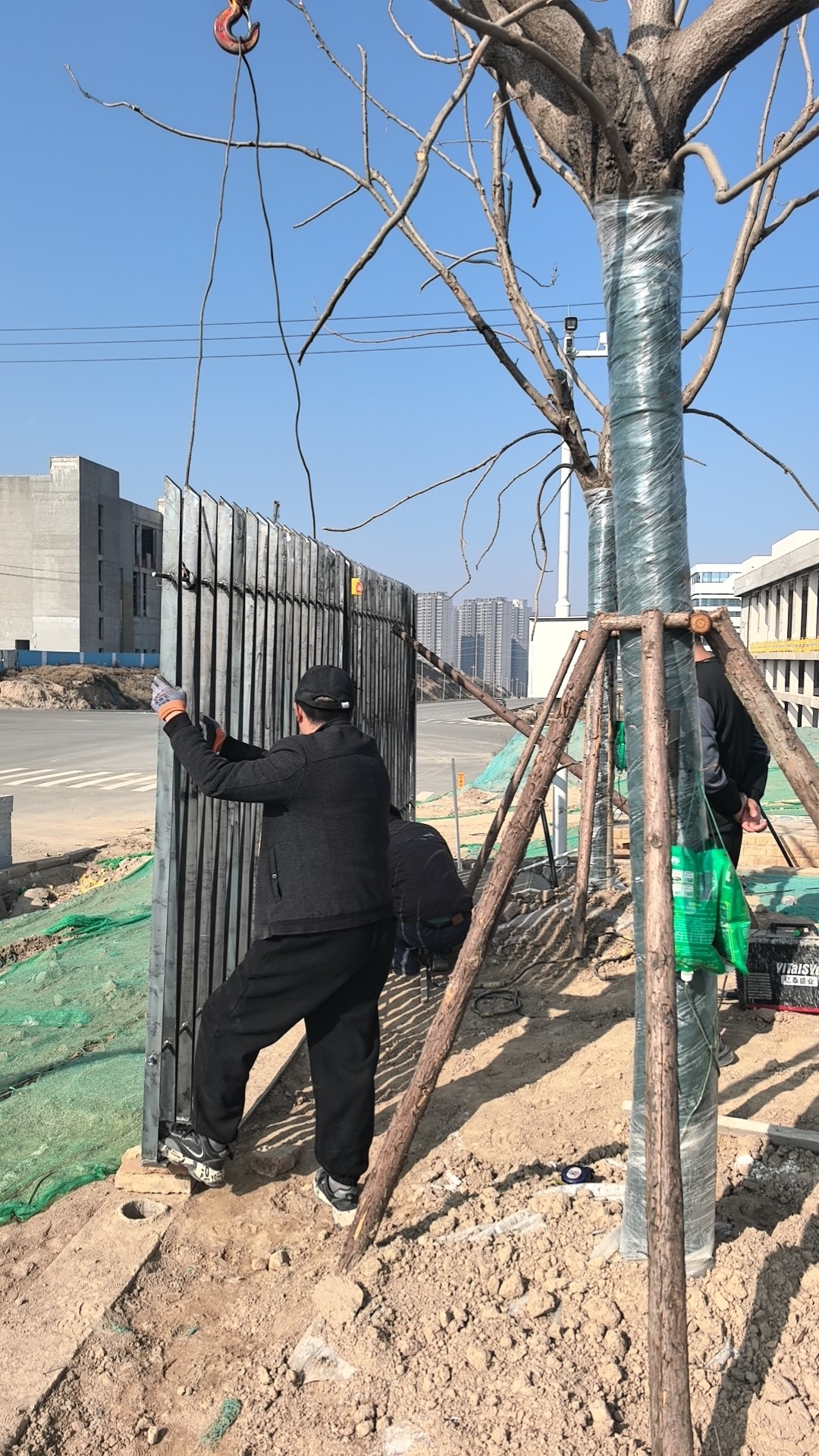 中國生物蘭州科技健康產業園血液制品生產基地項目-室外圍墻欄桿開始安裝